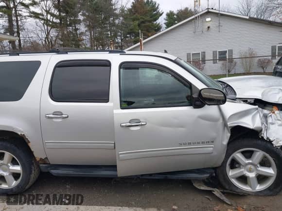 2011 Chevrolet Suburban LS z VIN 1GNSKHE34BR137727, wystawiony jako IAAI lot #40944388 z przebiegiem 193 365 mil mil oraz . Historia ofert i sprzedaży dostępna na DreamBid. Obrazek 14.
