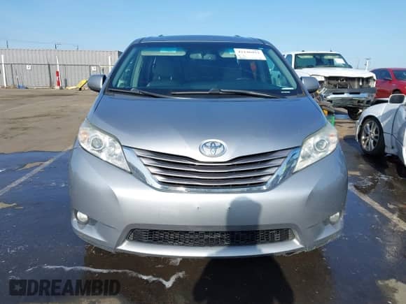 2017 Toyota Sienna XLE Auto Access Seat z VIN 5TDYZ3DC5HS831596, wystawiony jako IAAI lot #42146953 z przebiegiem 181 807 mil mil oraz . Historia ofert i sprzedaży dostępna na DreamBid. Obrazek 12.