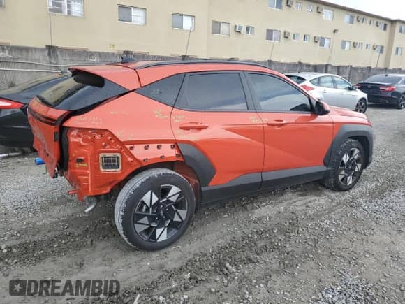 2024 Hyundai Kona SEL z VIN KM8HC3AB1RU058003, wystawiony jako Copart lot #68331494 z przebiegiem 4 380 mil mil oraz Nie do naprawy • Non repairable. Historia ofert i sprzedaży dostępna na DreamBid. Obrazek 3.