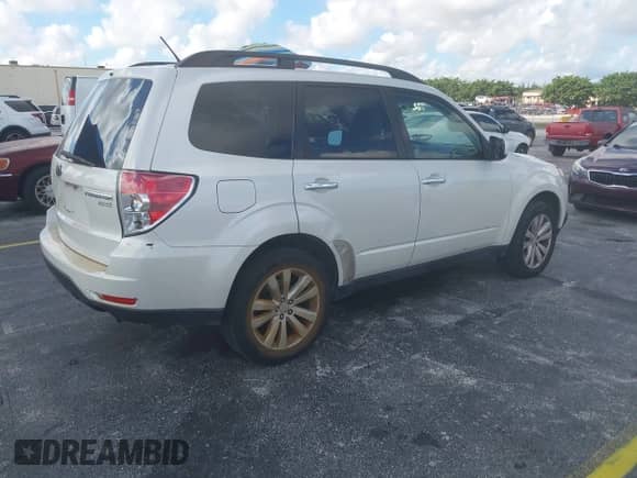 2013 Subaru Forester X Premium z VIN JF2SHADC9DH402670, wystawiony jako IAAI lot #43322189 z przebiegiem 93 140 mil mil oraz . Historia ofert i sprzedaży dostępna na DreamBid. Obrazek 4.