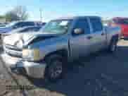 2008 Chevrolet Silverado 1500 LS z VIN 3GCEC13C08G282768, wystawiony jako IAAI lot #43446737 z przebiegiem 369 297 mil mil oraz . Historia ofert i sprzedaży dostępna na DreamBid. Obrazek 2.