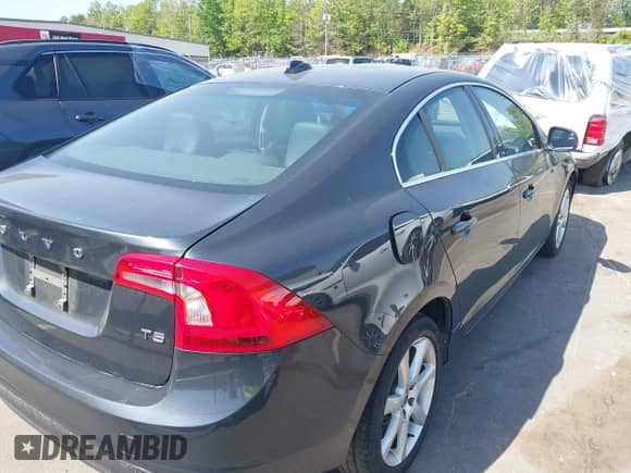 2016 Volvo S60 T5 Drive-E Premier z VIN YV126MFK4G2399690, wystawiony jako IAAI lot #42043307 z przebiegiem 100 647 mil mil oraz . Historia ofert i sprzedaży dostępna na DreamBid. Obrazek 4.