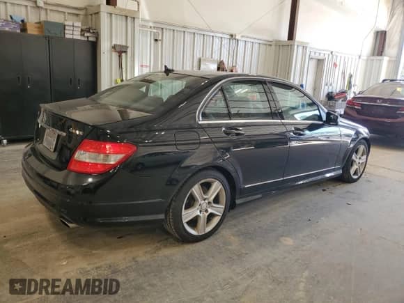 2011 Mercedes-Benz C 300 Sport с VIN WDDGF8BB6BF656834, выставлен на аукционе Copart как лот 82552555 с пробегом 113 750 миль миль и На запчасти • Non repairable. История ставок и продаж доступна на DreamBid. Изображение 3.