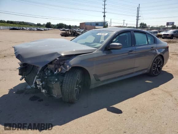 2022 BMW 5 Series 540i xDrive z VIN WBA73BJ01NWX68037, wystawiony jako Copart lot #71298785 z przebiegiem Nie podano mil oraz Szkoda całkowita • Salvage title. Historia ofert i sprzedaży dostępna na DreamBid. Obrazek 1.