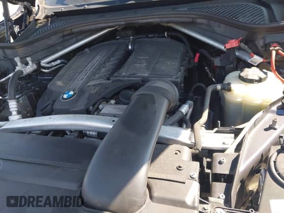 2018 BMW X5 xDrive35i z VIN 5UXKR0C51J0Y05771, wystawiony jako IAAI lot #43147080 z przebiegiem 65 566 mil mil oraz . Historia ofert i sprzedaży dostępna na DreamBid. Obrazek 10.