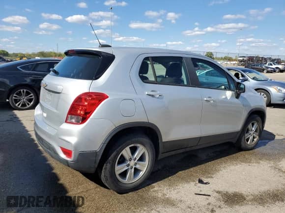 2020 Chevrolet Trax LS z VIN 3GNCJKSB5LL177694, wystawiony jako Copart lot #84292145 z przebiegiem 96 099 mil mil oraz Czysty tytuł • Clean title. Historia ofert i sprzedaży dostępna na DreamBid. Obrazek 3.