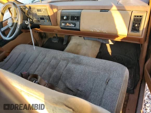 1989 GMC Sierra 1500 z VIN 1GTDC14K2KZ536277, wystawiony jako Copart lot #81375764 z przebiegiem 143 652 mil mil oraz Czysty tytuł • Clean title. Historia ofert i sprzedaży dostępna na DreamBid. Obrazek 8.