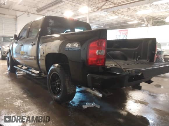 2011 Chevrolet Silverado 1500 LS z VIN 3GCPKREA6BG379230, wystawiony jako IAAI lot #41383308 z przebiegiem 322 050 mil mil oraz . Historia ofert i sprzedaży dostępna na DreamBid. Obrazek 3.