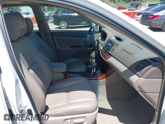 2005 Toyota Camry LE с VIN 4T1BF32K25U090559, выставлен на аукционе IAAI как лот 42338647 с пробегом 57 231 миль миль и . История ставок и продаж доступна на DreamBid. Изображение 5.