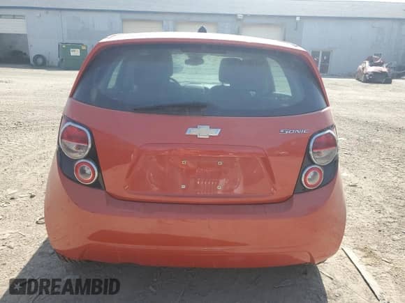 2013 Chevrolet Sonic LS z VIN 1G1JB6SH4D4159423, wystawiony jako Copart lot #69976134 z przebiegiem 114 259 mil mil oraz Czysty tytuł • Clean title. Historia ofert i sprzedaży dostępna na DreamBid. Obrazek 6.