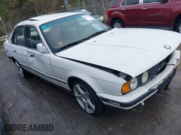 1991 BMW 5 Series z VIN WBAHD6311MBJ59728, wystawiony jako IAAI lot #41992199 z przebiegiem 295 646 mil mil oraz . Historia ofert i sprzedaży dostępna na DreamBid. Obrazek 1.