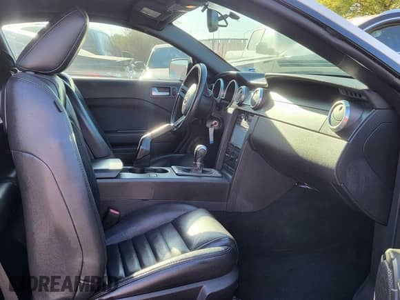 2009 Ford Mustang Shelby GT500 z VIN 1ZVHT88S395134593, wystawiony jako Copart lot #65560435 z przebiegiem 48 924 mil mil oraz Czysty tytuł • Clean title. Historia ofert i sprzedaży dostępna na DreamBid. Obrazek 5.