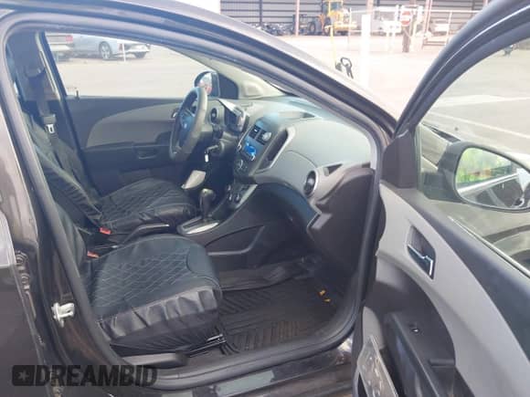 2014 Chevrolet Sonic LT z VIN 1G1JC5SB1E4211062, wystawiony jako IAAI lot #43200565 z przebiegiem 103 942 mil mil oraz . Historia ofert i sprzedaży dostępna na DreamBid. Obrazek 5.