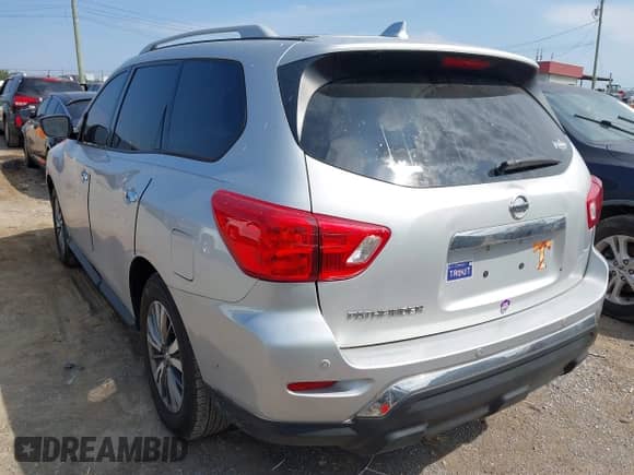 2020 Nissan Pathfinder S z VIN 5N1DR2AN6LC608892, wystawiony jako IAAI lot #43233945 z przebiegiem 132 251 mil mil oraz . Historia ofert i sprzedaży dostępna na DreamBid. Obrazek 3.