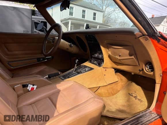 1975 Chevrolet Corvette z VIN 1Z37J5S437631, wystawiony jako Copart lot #51933835 z przebiegiem 98 510 mil mil oraz Czysty tytuł • Clean title. Historia ofert i sprzedaży dostępna na DreamBid. Obrazek 5.