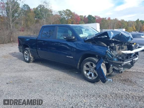 2021 Ram 1500 Big Horn z VIN 1C6SRFMTXMN607450, wystawiony jako IAAI lot #43424569 z przebiegiem 77 332 mil mil oraz . Historia ofert i sprzedaży dostępna na DreamBid. Obrazek 1.