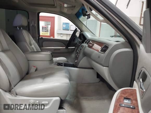 2007 Chevrolet Avalanche LTZ with VIN 3GNEC12037G144865, listed as a IAAI auction lot 42592982 with 160,962 mi miles and . Bid and sale history available at DreamBid. Image 5.