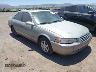 1998 Toyota Camry LE z VIN JT2BG22K8W0113985, wystawiony jako IAAI lot #42321418 z przebiegiem 277 270 mil mil oraz . Historia ofert i sprzedaży dostępna na DreamBid. Obrazek 1.