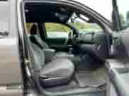 2017 Toyota Tacoma TRD Off Road z VIN 3TMDZ5BNXHM023386, wystawiony jako Copart lot #90888765 z przebiegiem 193 045 mil mil oraz Czysty tytuł • Clean title. Historia ofert i sprzedaży dostępna na DreamBid. Obrazek 6.