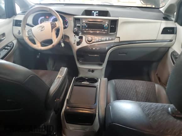 2011 Toyota Sienna SE with VIN 5TDXK3DCXBS110665, listed as a Copart auction lot 84588025 with 317,691 mi miles and Salvage title. Bid and sale history available at DreamBid. Image 8.