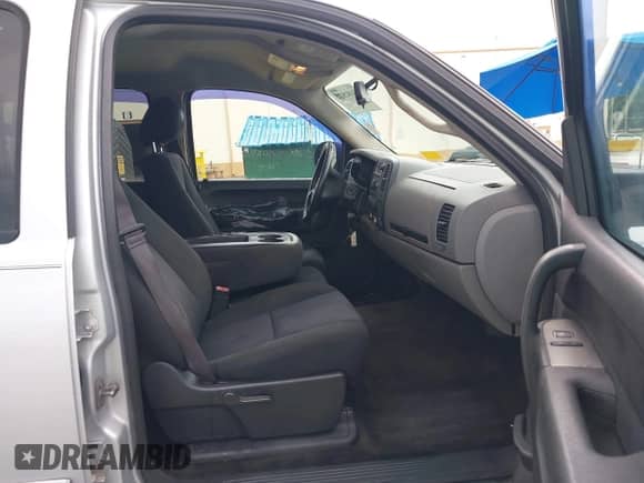 2013 Chevrolet Silverado 1500 LS z VIN 3GCPCREA3DG285970, wystawiony jako IAAI lot #43182821 z przebiegiem 289 384 mil mil oraz . Historia ofert i sprzedaży dostępna na DreamBid. Obrazek 5.