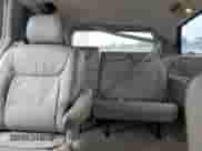 2007 Toyota Sienna XLE z VIN 5TDZK22C97S026740, wystawiony jako Copart lot #71468795 z przebiegiem 194 317 mil mil oraz Szkoda całkowita • Salvage title. Historia ofert i sprzedaży dostępna na DreamBid. Obrazek 10.