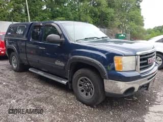 2010 GMC Sierra 1500 SL z VIN 1GTSKUEA3AZ111019, wystawiony jako IAAI lot #42505011 z przebiegiem 127 900 mil mil oraz . Historia ofert i sprzedaży dostępna na DreamBid. Obrazek 1.