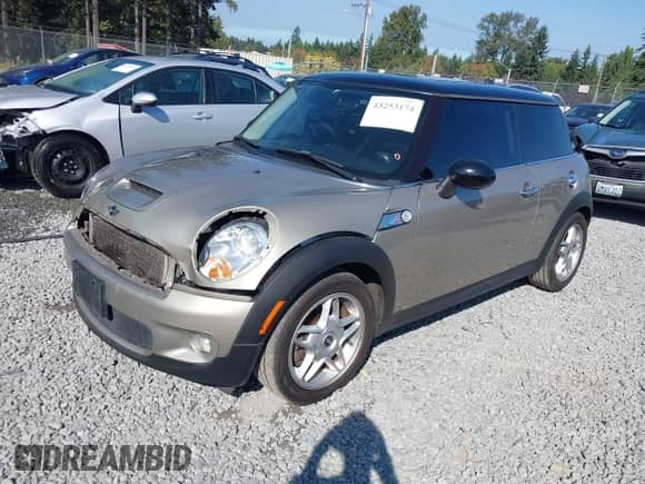 2009 MINI Hardtop S с VIN WMWMF735X9TW84760, выставлен на аукционе IAAI как лот 43253174 с пробегом 87 394 миль миль и . История ставок и продаж доступна на DreamBid. Изображение 17.