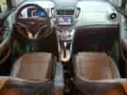 2015 Chevrolet Trax LT z VIN KL7CJRSB4FB178291, wystawiony jako Copart lot #82068255 z przebiegiem 143 010 mil mil oraz Czysty tytuł • Clean title. Historia ofert i sprzedaży dostępna na DreamBid. Obrazek 8.