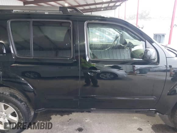 2011 Nissan Pathfinder LE z VIN 5N1AR1NB8BC633188, wystawiony jako IAAI lot #41608356 z przebiegiem 128 377 mil mil oraz . Historia ofert i sprzedaży dostępna na DreamBid. Obrazek 13.