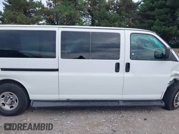 2020 Chevrolet Express Passenger LT with VIN 1GAZGPFG0L1170592, listed as a IAAI auction lot 39919731 with 124,012 mi miles and . Bid and sale history available at DreamBid. Image 13.