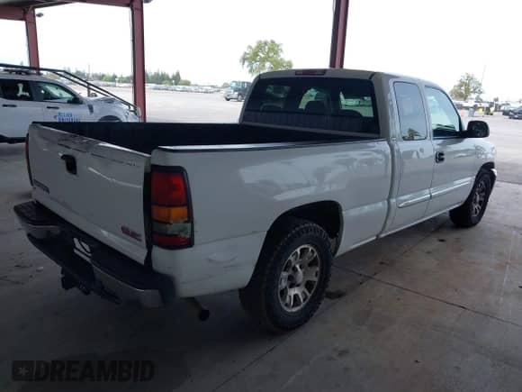 2005 GMC Sierra 1500 SLT with VIN 1GTEC19TX5Z352599, listed as a IAAI auction lot 41802227 with 195,974 mi miles and . Bid and sale history available at DreamBid. Image 4.