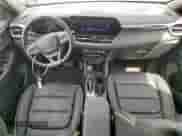 2024 Chevrolet TrailBlazer ACTIV z VIN KL79MVSL3RB077119, wystawiony jako Copart lot #62995385 z przebiegiem 26 827 mil mil oraz Szkoda całkowita • Salvage title. Historia ofert i sprzedaży dostępna na DreamBid. Obrazek 8.