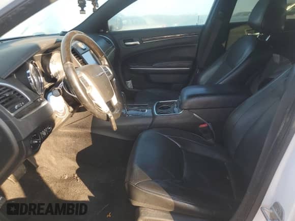 2014 Chrysler 300 C z VIN 2C3CCAET6EH100835, wystawiony jako Copart lot #81821505 z przebiegiem 150 149 mil mil oraz Czysty tytuł • Clean title. Historia ofert i sprzedaży dostępna na DreamBid. Obrazek 7.