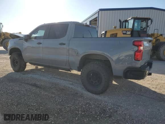 2024 Chevrolet Silverado 1500 Custom Trail Boss z VIN 3GCUDCE87RG219052, wystawiony jako Copart lot #56538995 z przebiegiem 22 030 mil mil oraz Szkoda całkowita • Salvage title. Historia ofert i sprzedaży dostępna na DreamBid. Obrazek 2.