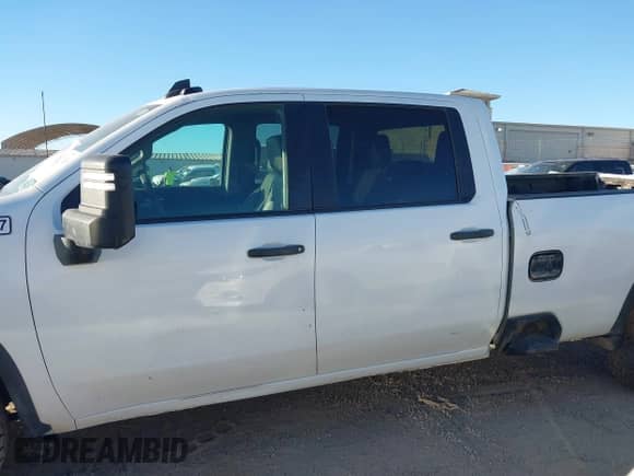 2022 Chevrolet Silverado 2500HD Work Truck z VIN 1GC1YLE76NF233843, wystawiony jako IAAI lot #43558906 z przebiegiem 156 844 mil mil oraz . Historia ofert i sprzedaży dostępna na DreamBid. Obrazek 14.