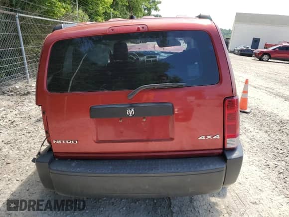 2008 Dodge Nitro SXT z VIN 1D8GU28K28W285282, wystawiony jako Copart lot #67630705 z przebiegiem Nie podano mil oraz Szkoda całkowita • Salvage title. Historia ofert i sprzedaży dostępna na DreamBid. Obrazek 6.