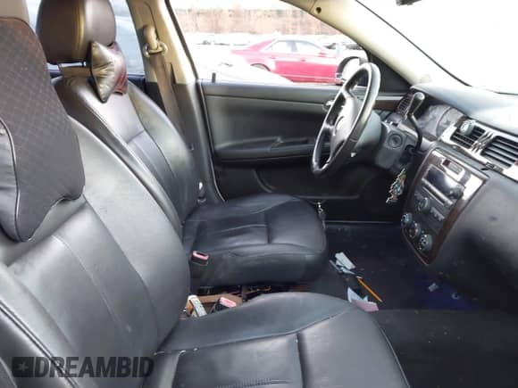 2011 Chevrolet Impala Police Police z VIN 2G1WD5EM0B1146423, wystawiony jako IAAI lot #41401340 z przebiegiem 105 133 mil mil oraz . Historia ofert i sprzedaży dostępna na DreamBid. Obrazek 5.