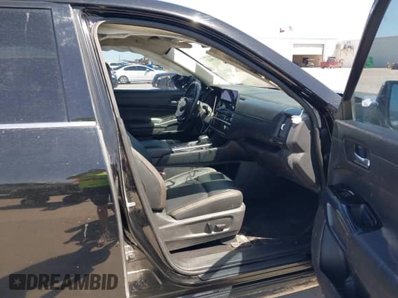 2022 Nissan Pathfinder SL z VIN 5N1DR3CB7NC211557, wystawiony jako IAAI lot #42298425 z przebiegiem 77 060 mil mil oraz . Historia ofert i sprzedaży dostępna na DreamBid. Obrazek 5.