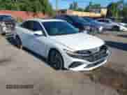 2024 Hyundai Elantra Limited z VIN KMHLN4DJ2RU097017, wystawiony jako IAAI lot #43068401 z przebiegiem 15 452 mil mil oraz . Historia ofert i sprzedaży dostępna na DreamBid. Obrazek 1.