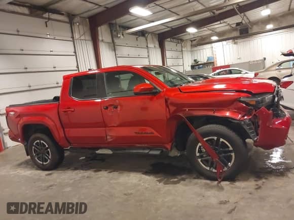 2024 Toyota Tacoma SR5 z VIN 3TYLB5JNXRT023878, wystawiony jako IAAI lot #43246001 z przebiegiem 9 321 mil mil oraz . Historia ofert i sprzedaży dostępna na DreamBid. Obrazek 13.