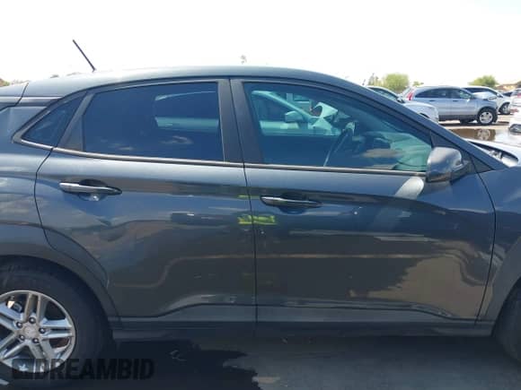 2020 Hyundai Kona SE z VIN KM8K12AA0LU504596, wystawiony jako IAAI lot #43075088 z przebiegiem 68 972 mil mil oraz . Historia ofert i sprzedaży dostępna na DreamBid. Obrazek 14.