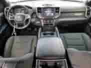 2020 Ram 1500 Big Horn z VIN 1C6RREFG6LN289012, wystawiony jako Copart lot #61009815 z przebiegiem 129 977 mil mil oraz Szkoda całkowita • Salvage title. Historia ofert i sprzedaży dostępna na DreamBid. Obrazek 8.