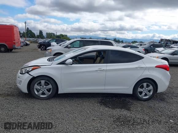 2013 Hyundai Elantra GLS z VIN 5NPDH4AE8DH255600, wystawiony jako IAAI lot #42917259 z przebiegiem 71 002 mil mil oraz . Historia ofert i sprzedaży dostępna na DreamBid. Obrazek 14.