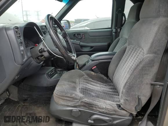 2001 Chevrolet Blazer LS z VIN 1GNCT18W61K185977, wystawiony jako Copart lot #57461385 z przebiegiem 114 357 mil mil oraz Szkoda całkowita • Salvage title. Historia ofert i sprzedaży dostępna na DreamBid. Obrazek 7.