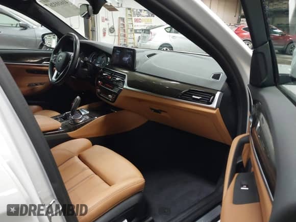 2019 BMW 5 Series 530e xDrive z VIN WBAJB1C51KB376190, wystawiony jako IAAI lot #41610326 z przebiegiem 22 089 mil mil oraz . Historia ofert i sprzedaży dostępna na DreamBid. Obrazek 5.