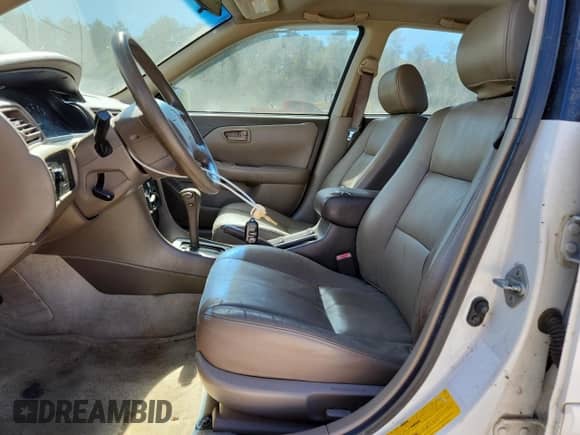 2000 Toyota Camry CE z VIN JT2BG28K1Y0513428, wystawiony jako Copart lot #82124915 z przebiegiem 332 618 mil mil oraz Czysty tytuł • Clean title. Historia ofert i sprzedaży dostępna na DreamBid. Obrazek 7.