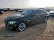 2016 BMW 5 Series 550i z VIN WBAKN9C59GD962402, wystawiony jako Copart lot #63289125 z przebiegiem 91 504 mil mil oraz Czysty tytuł • Clean title. Historia ofert i sprzedaży dostępna na DreamBid. Obrazek 1.