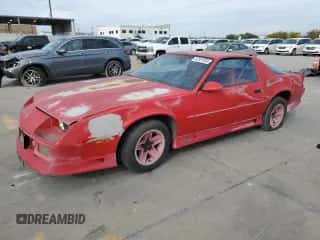 1991 Chevrolet Camaro z VIN 1G1FP23T8ML182261, wystawiony jako Copart lot #82581024 z przebiegiem 181 723 mil mil oraz Czysty tytuł • Clean title. Historia ofert i sprzedaży dostępna na DreamBid. Obrazek 1.