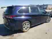 2024 Toyota Sienna Platinum с VIN 5TDERKEC0RS187244, выставлен на аукционе Copart как лот 52601025 с пробегом 11 881 миль миль и Списание • Salvage title. История ставок и продаж доступна на DreamBid. Изображение 3.